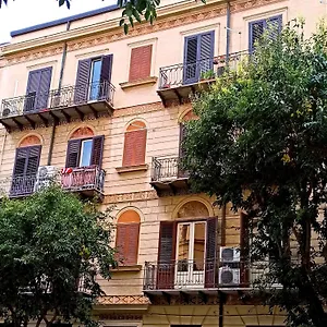 liberty-casa-mazzini-34.sicilyhotelsitaly.net/